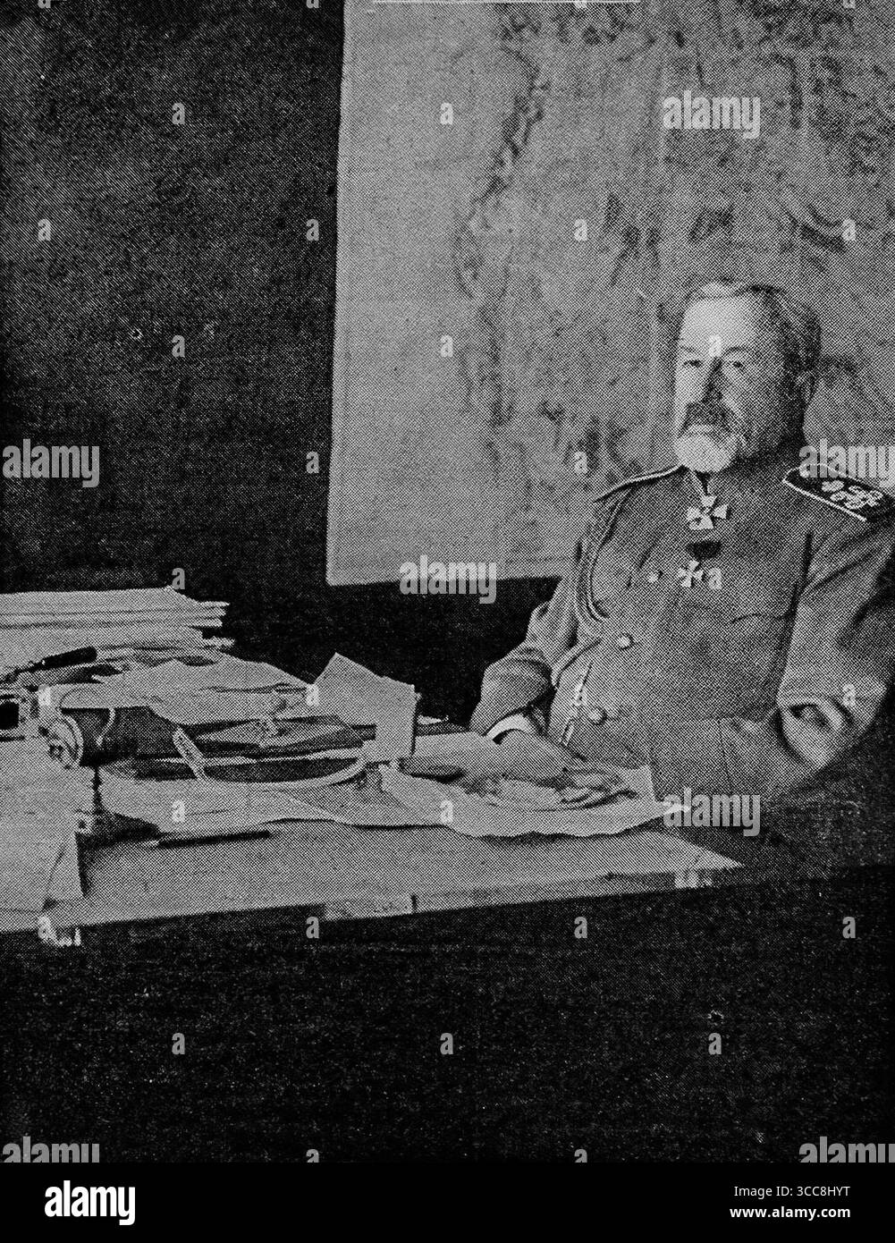 General Alexej Kuropatkin, fotografiert an seinem Schreibtisch, wurde am 26. Februar 1916 zum Oberbefehlshaber der russischen Armeen an der Nordfront ernannt, der während des Ersten Weltkriegs durch einen kaiserlichen Erlass vom 26. Februar 1989 zum Oberbefehlshaber der russischen Armee an der Nordfront ernannt wurde. Veröffentlicht in LíIllustration, April 1916. Stockfoto