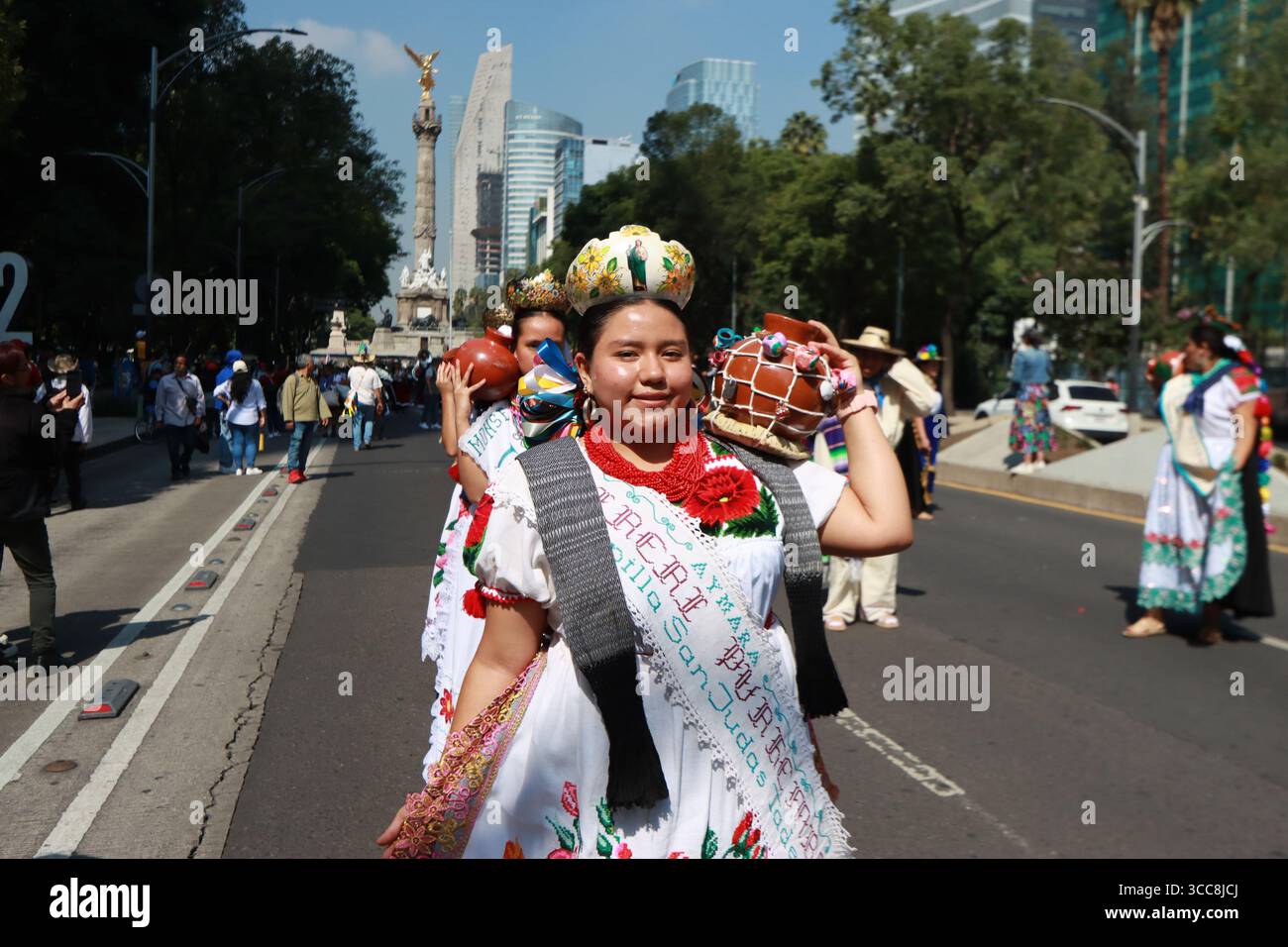 Nicht exklusiv: Eine indigene Frau nimmt an der Mega Calenda-Parade 2025 Teil, als Teil des Internationalen Tages der Ureinwohner der Welt Stockfoto