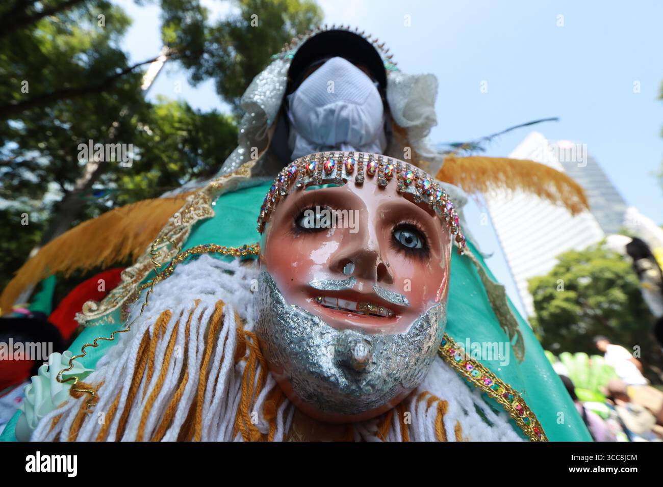 Nicht exklusiv: Eine Person hält eine Maske bei der Teilnahme an der Mega Calenda-Parade 2025, als Teil des Internationalen Tages der indigenen PEO der Welt Stockfoto