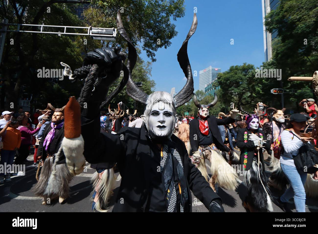Nicht exklusiv: Eine als Teufel getarnte Person nimmt an der Mega Calenda-Parade 2025 Teil, als Teil des Internationalen Tages der Ureinwohner der Welt Stockfoto
