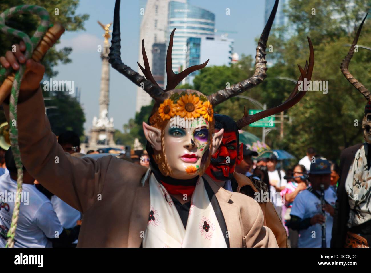 Nicht exklusiv: Eine als Teufel getarnte Person nimmt an der Mega Calenda-Parade 2025 Teil, als Teil des Internationalen Tages der Ureinwohner der Welt Stockfoto
