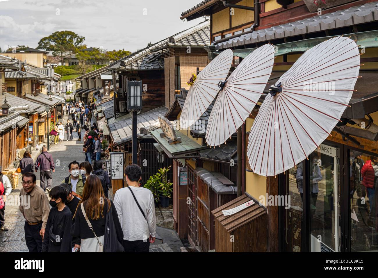 Wagasa oder dekorative japanische Regenschirme aus Bambus und Papier werden vor der Ladenfront entlang des Ninen Zaka Path, Masuyacho, Higashiyama Ward, Ky ausgestellt Stockfoto