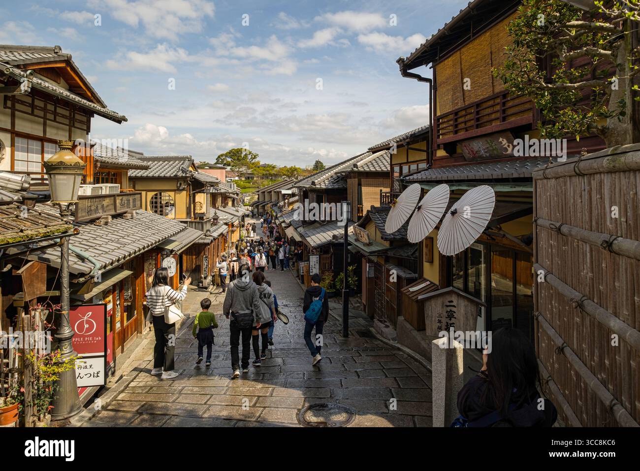 Wagasa oder dekorative japanische Regenschirme aus Bambus und Papier werden vor der Ladenfront entlang des Ninen Zaka Path, Masuyacho, Higashiyama Ward, Ky ausgestellt Stockfoto
