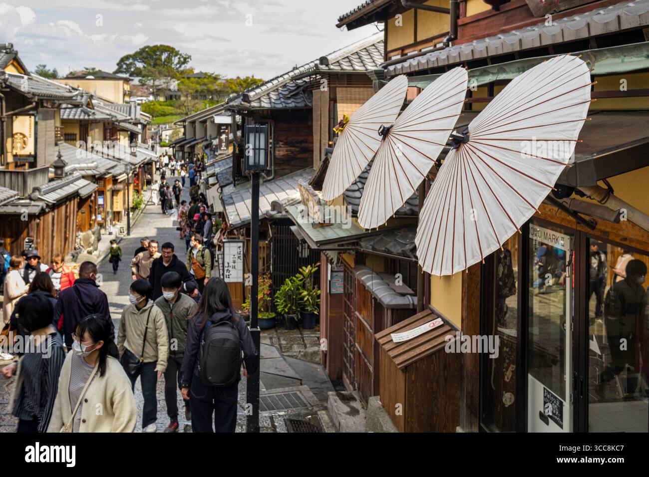 Wagasa oder dekorative japanische Regenschirme aus Bambus und Papier werden vor der Ladenfront entlang des Ninen Zaka Path, Masuyacho, Higashiyama Ward, Ky ausgestellt Stockfoto
