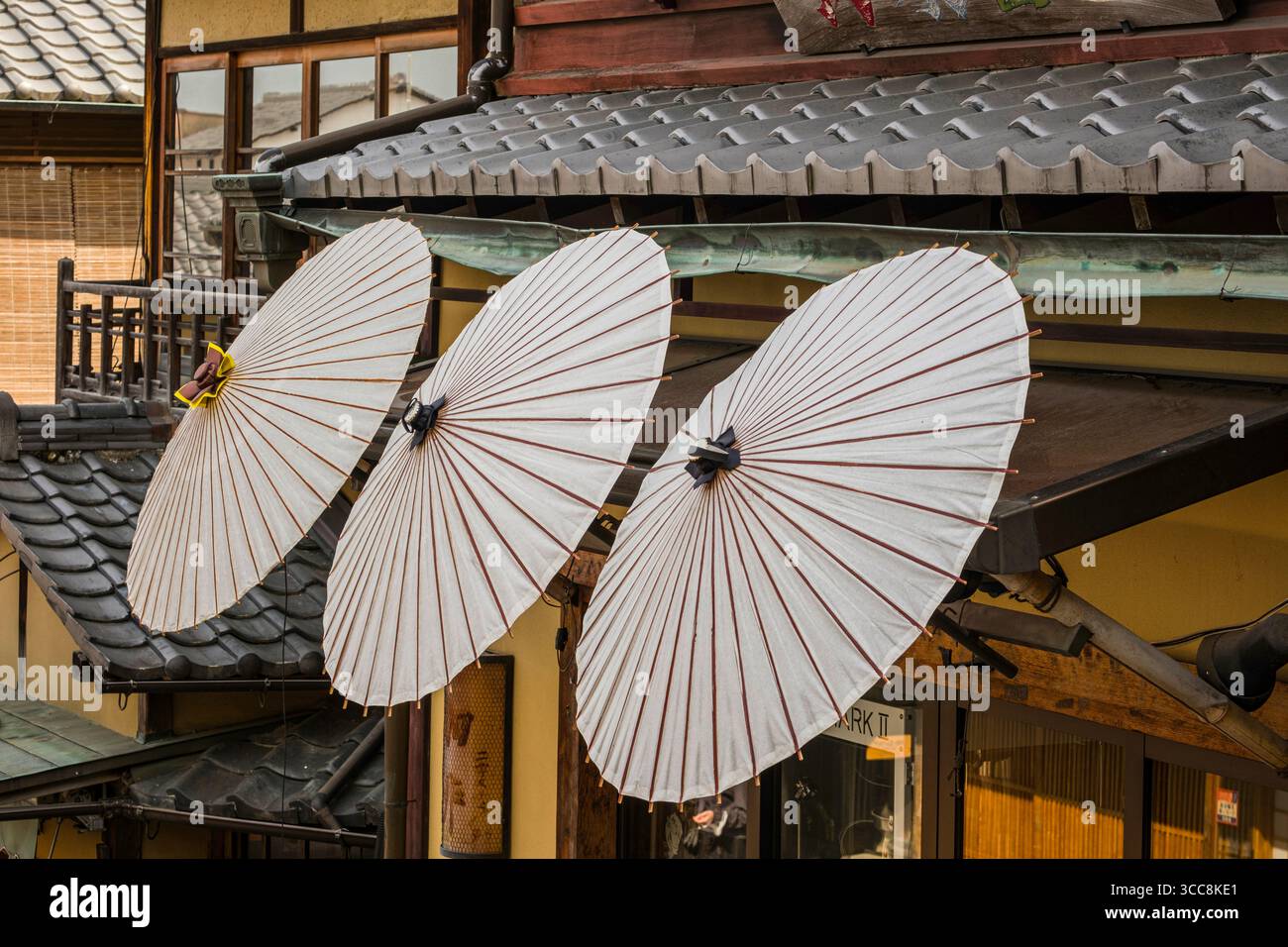 Wagasa oder dekorative japanische Regenschirme aus Bambus und Papier werden vor der Ladenfront entlang des Ninen Zaka Path, Masuyacho, Higashiyama Ward, Ky ausgestellt Stockfoto
