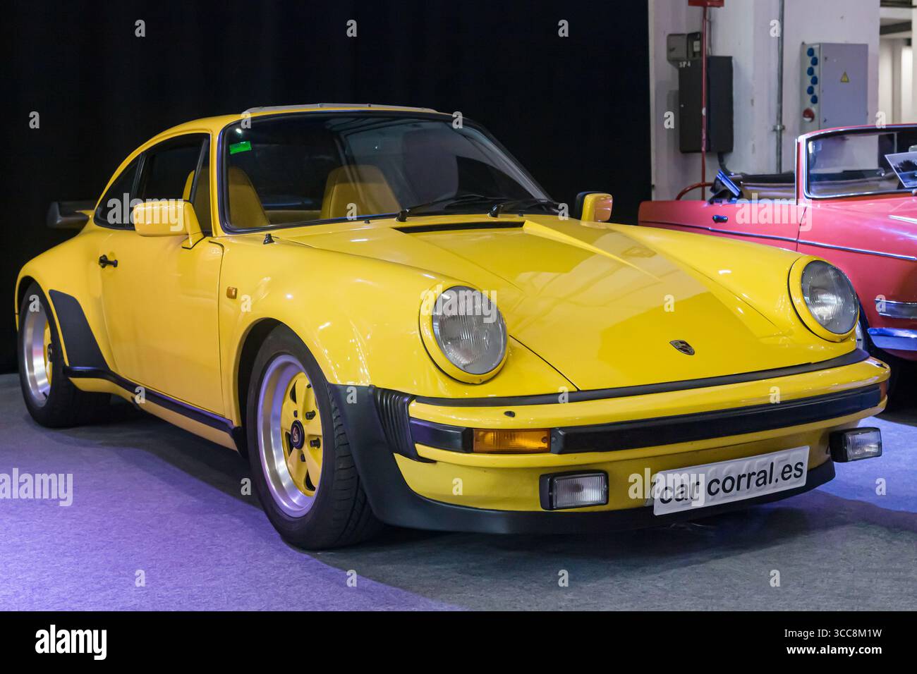 Barcelona, Spanien - 19. Mai 2025: 1982 Porsche 930 Turbo auf der Automobile Barcelona 2025 in Barcelona, Spanien. Stockfoto