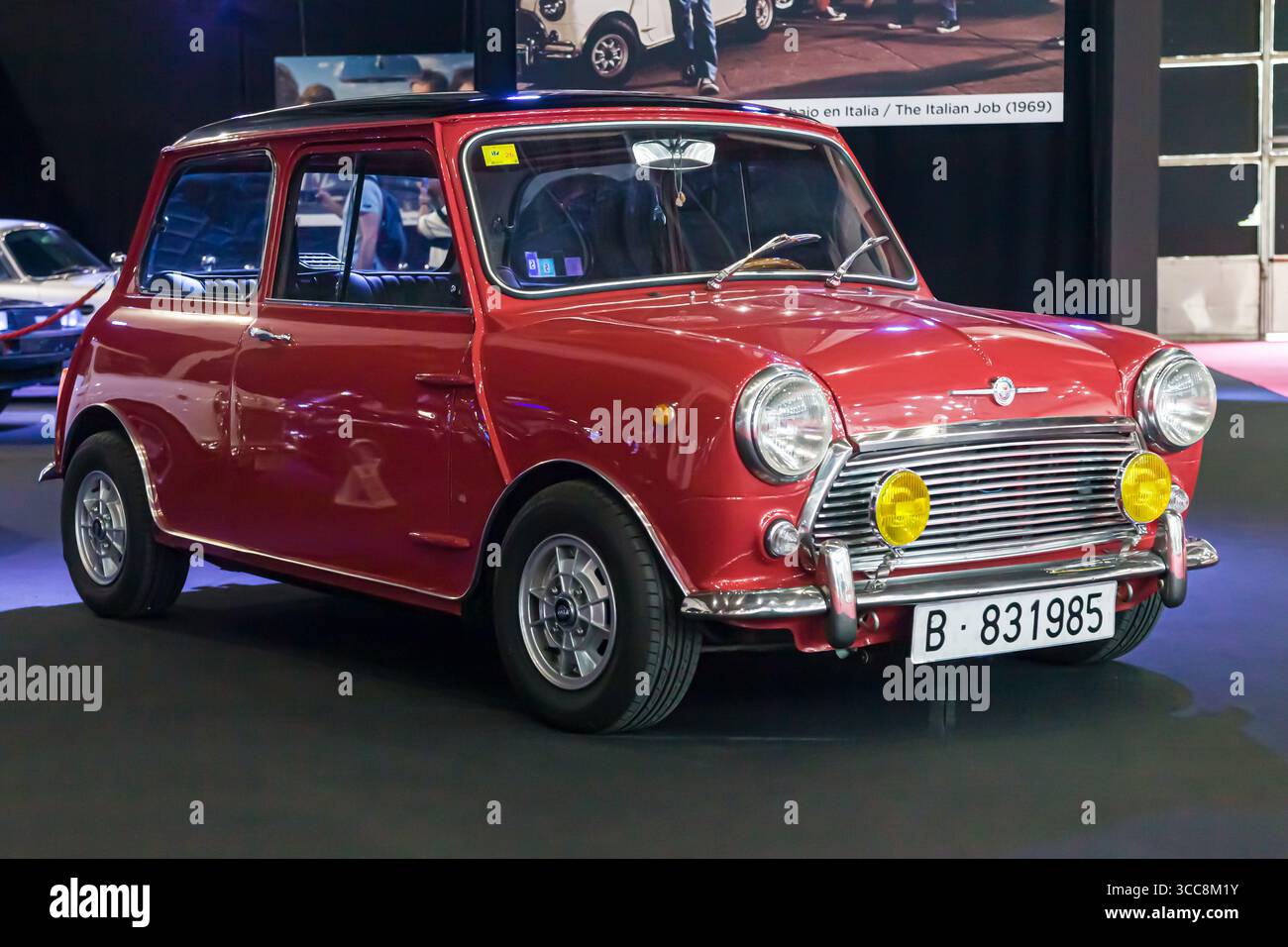 Barcelona, Spanien - 19. Mai 2025: 1967 Mini Cooper S, die den italienischen Job repräsentiert, als Teil der Filmmaschinenserie bei Automobile Barcel Stockfoto