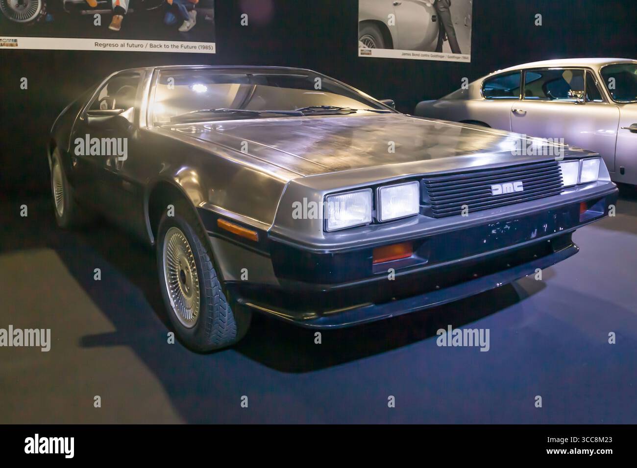 Barcelona, Spanien - 19. Mai 2025: 1982 DMC DeLorean im Rahmen der Movie Machines-Serie auf der Automobile Barcelona 2025 in Barcelona, Spanien. Stockfoto