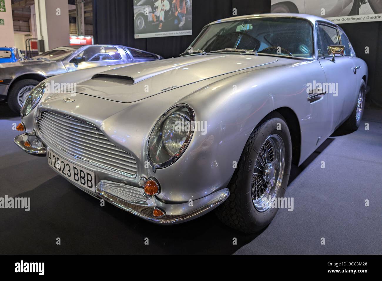 Barcelona, Spanien - 19. Mai 2025: 1967 Aston Martin DB6 in Silber, dargestellt als James Bond's Auto von Goldfinger, als Teil des Films Machin Stockfoto