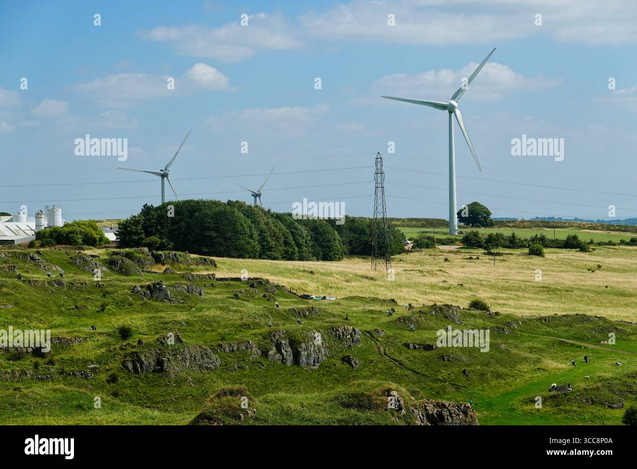 Windturbinen in der Nähe von Harboro Rocks in Brassington, Derbyshire, England Stockfoto
