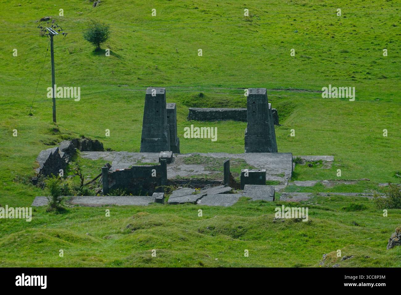 Surreale Betonkonstruktionen der alten Golconda Mine Lead Crushing Plant Harboro Rocks in Brassington, Derbyshire, England Stockfoto