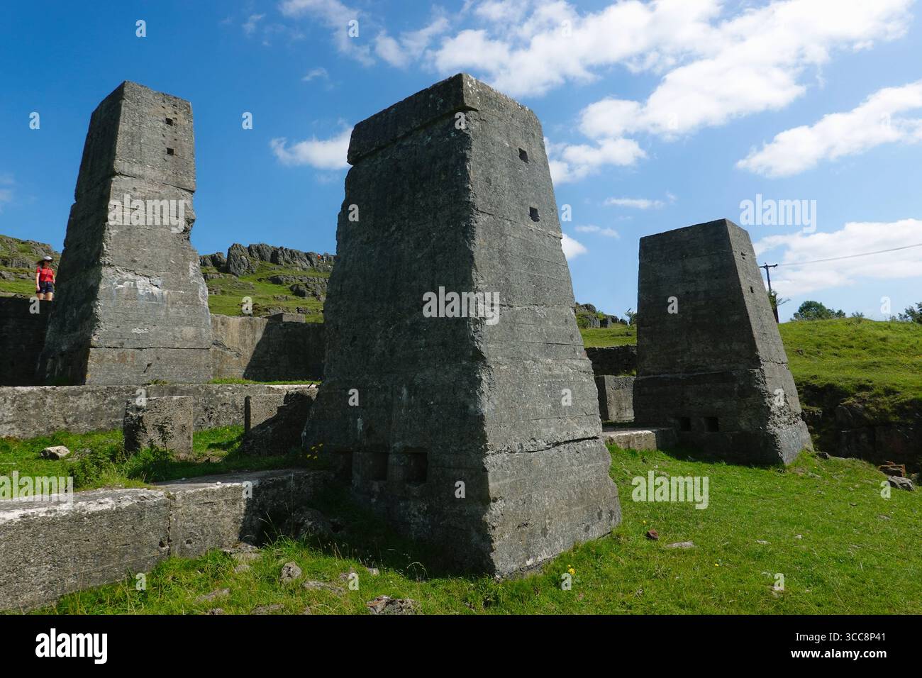 Surreale Betonkonstruktionen der alten Golconda Mine Lead Crushing Plant Harboro Rocks in Brassington, Derbyshire, England Stockfoto