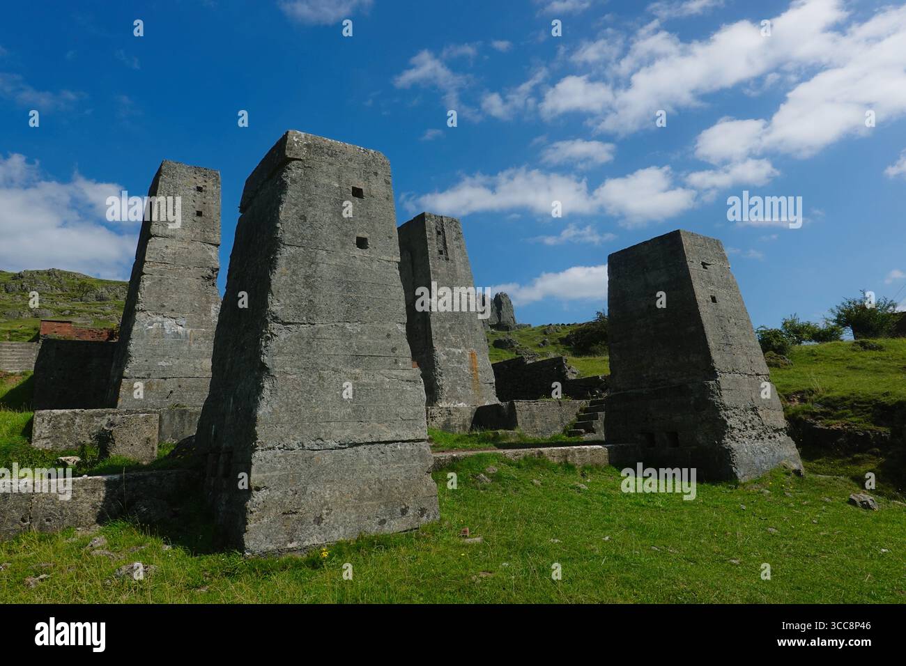 Surreale Betonkonstruktionen der alten Golconda Mine Lead Crushing Plant Harboro Rocks in Brassington, Derbyshire, England Stockfoto