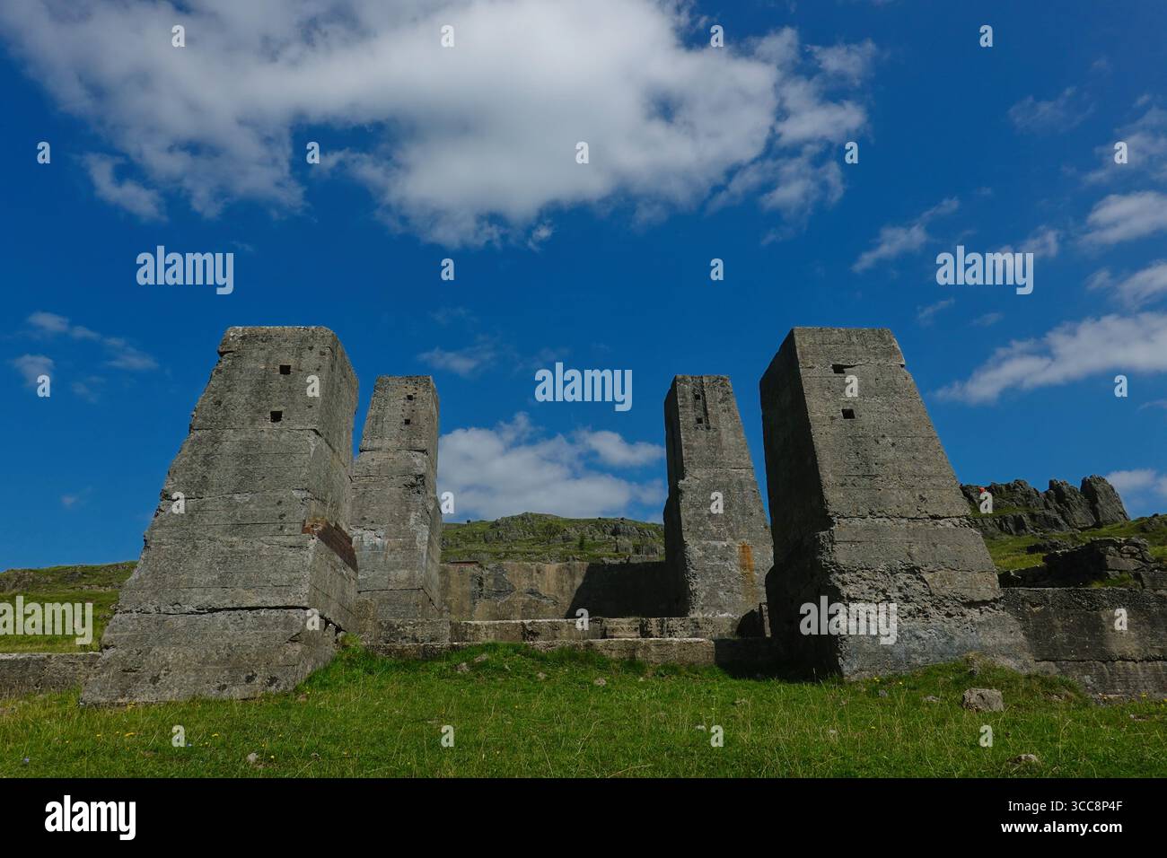 Surreale Betonkonstruktionen der alten Golconda Mine Lead Crushing Plant Harboro Rocks in Brassington, Derbyshire, England Stockfoto