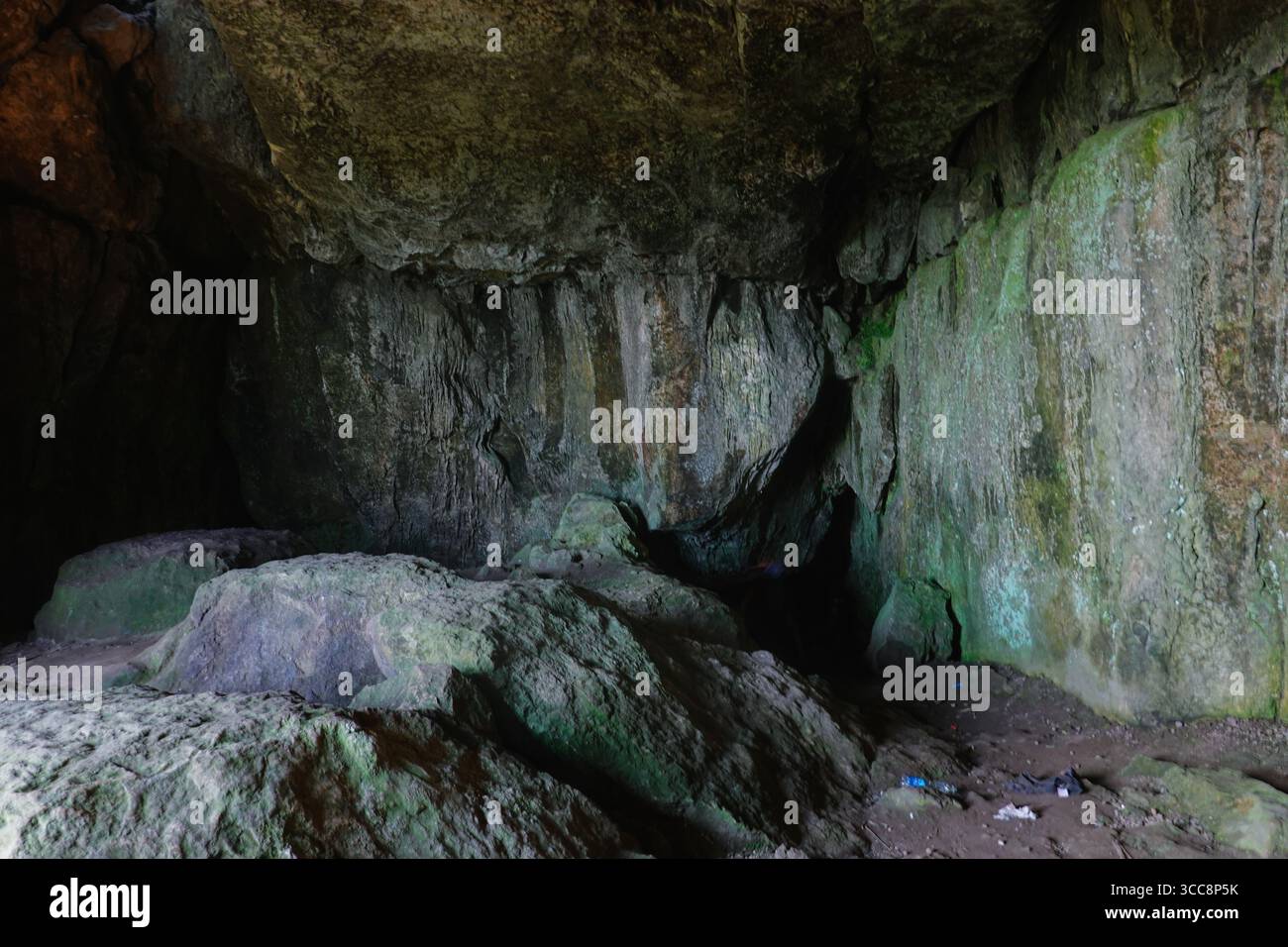 Höhleninnere in Harboro Rocks in Brassington, Derbyshire, England Stockfoto