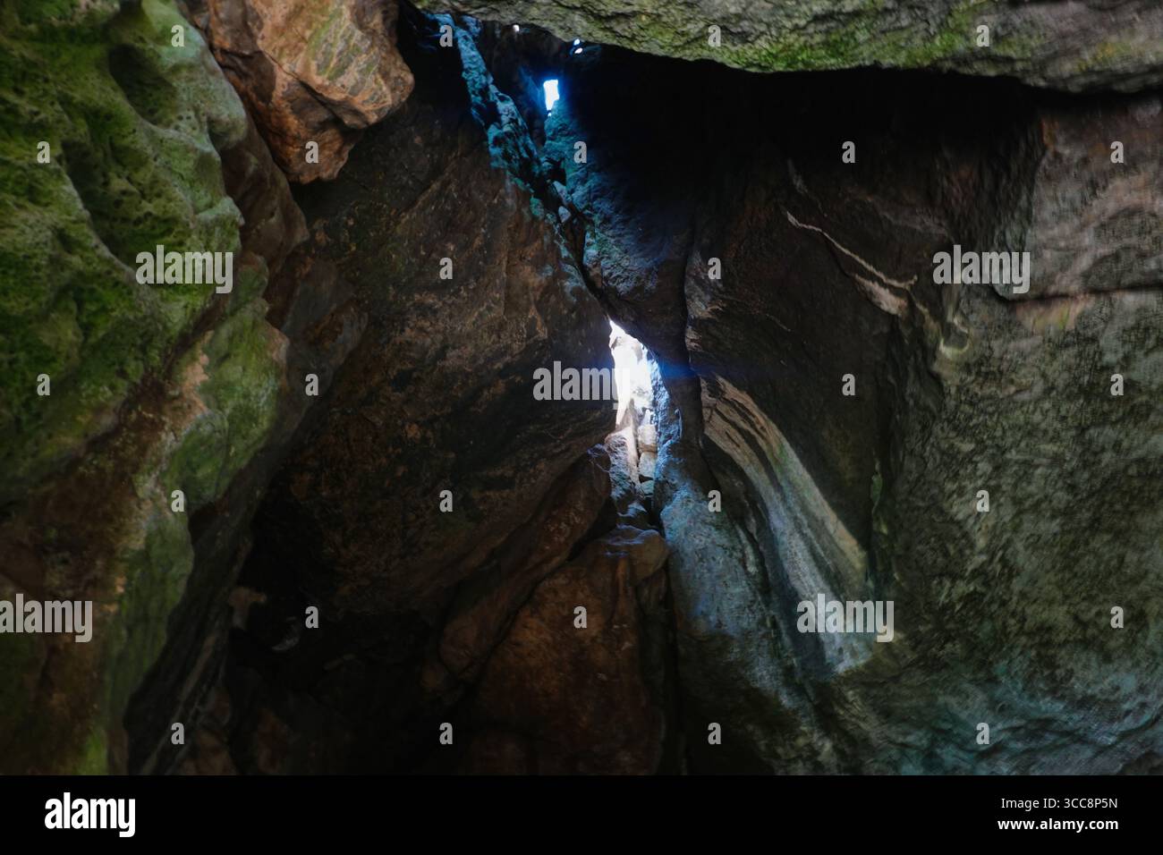 Höhleninnere in Harboro Rocks in Brassington, Derbyshire, England Stockfoto