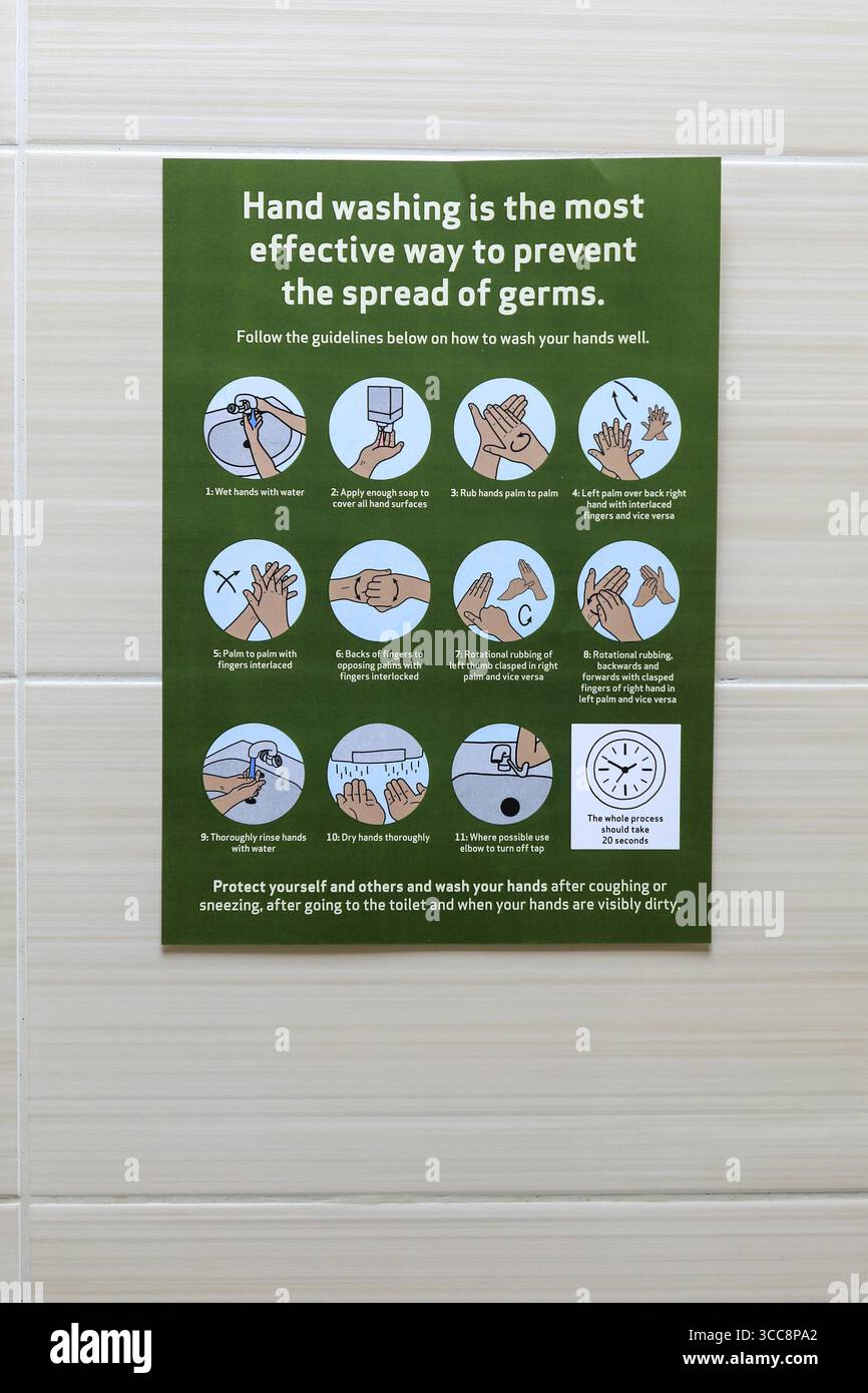 Ein Schild an einer gekachelten Wand, das Menschen zeigt, wie sie ihre Hände richtig, effektiv und effizient waschen, um die Ausbreitung von Keimen zu verhindern, England, Großbritannien Stockfoto