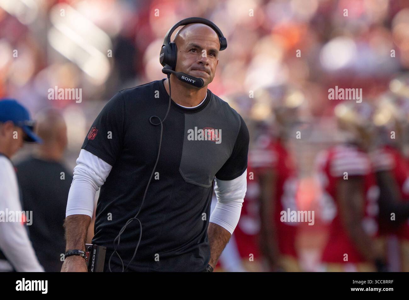 August 2025; Santa Clara, Kalifornien, USA; Robert Saleh, Abwehrkoordinator der San Francisco 49ers im ersten Quartal gegen die Denver Broncos im Levi’s Stadium. Obligatorisch (Stan Szeto / Bild von Sport) Stockfoto