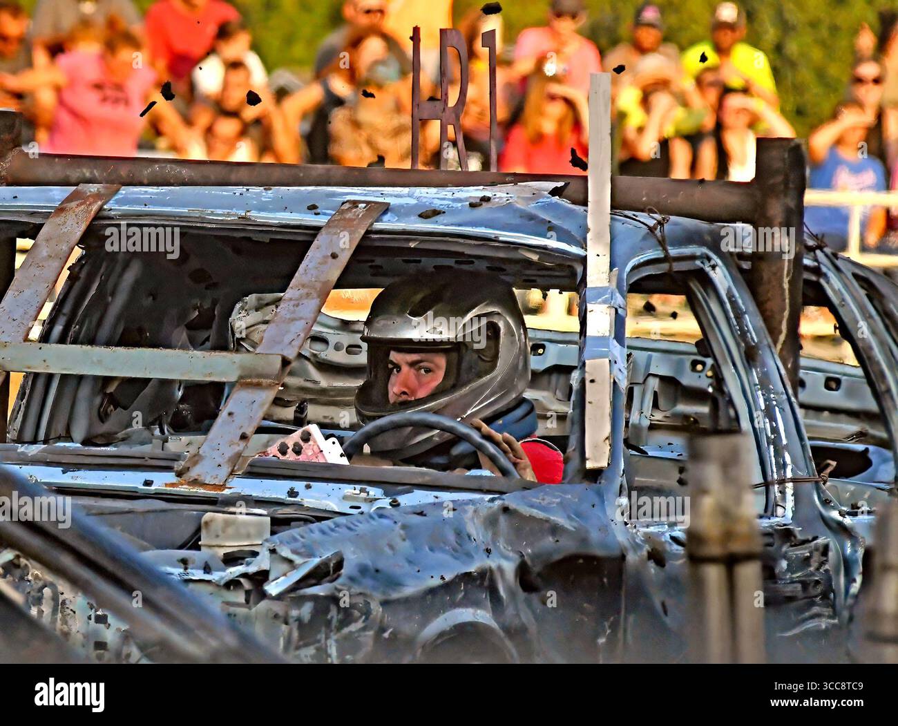 EMPORIA KANSAS, USA - 9. AUGUST 2025 Drivers treten im Demolition Derby an und ist die letzte Show, die die jährliche Lyon County Messe beendet, die eine große Menge von über tausend Fans anzog Stockfoto