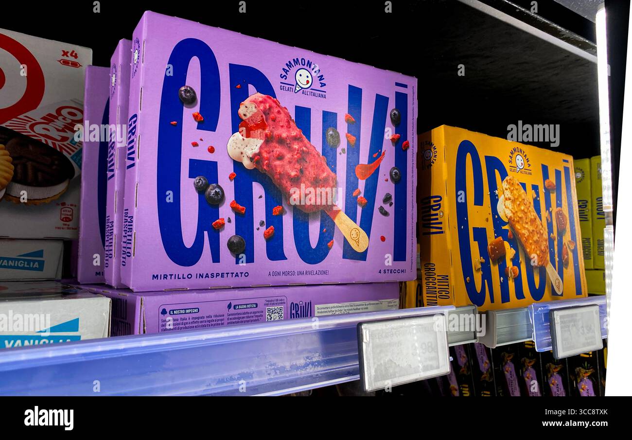 Conselve, Italien - 16. Mai 2025: Eis- und Dessertprodukte werden in einem Tiefkühlschrank des Supermarktes ausgestellt, mit verschiedenen Marken wie Sammontana und Ringo Stockfoto