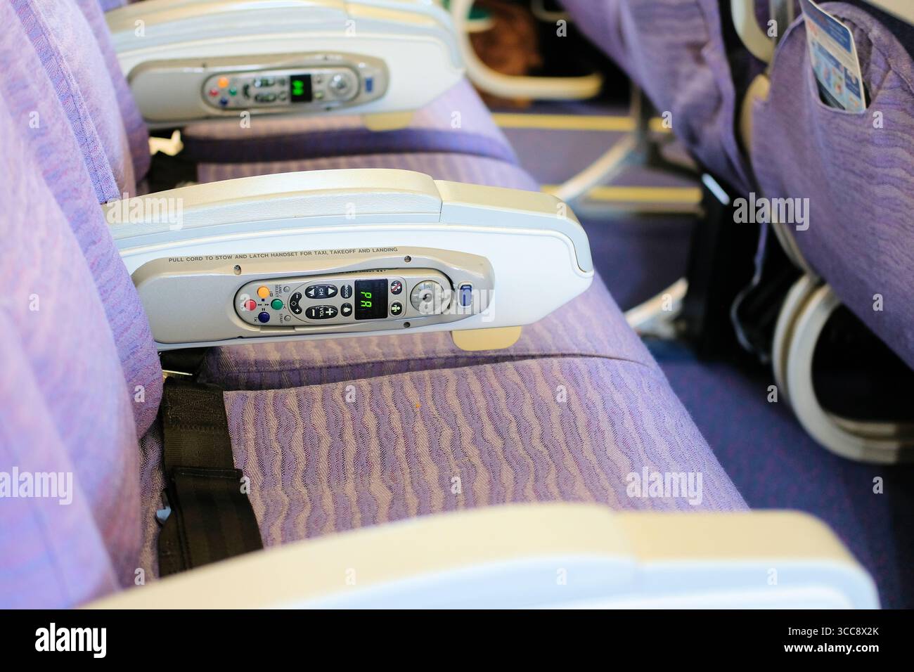 Armlehnentelefonkonsole mit einziehbarer Handsprecheinheit bei einem Airbus A330-300 von China Airlines; veraltete Technologie in der Handyzeit. Stockfoto