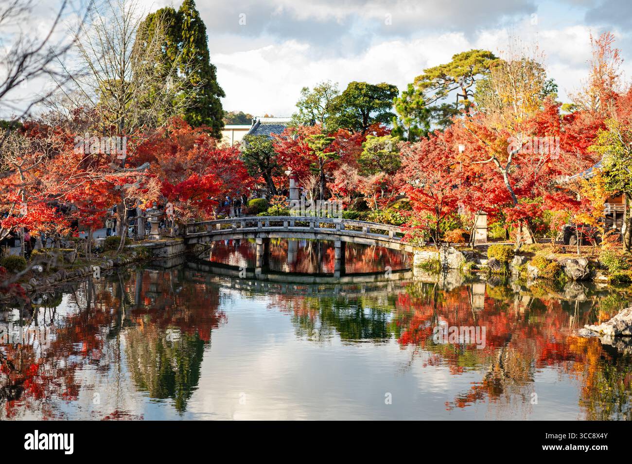 Japanische Gartenbrücke mit Herbstlaub-Reflektionen in Kyoto Stockfoto