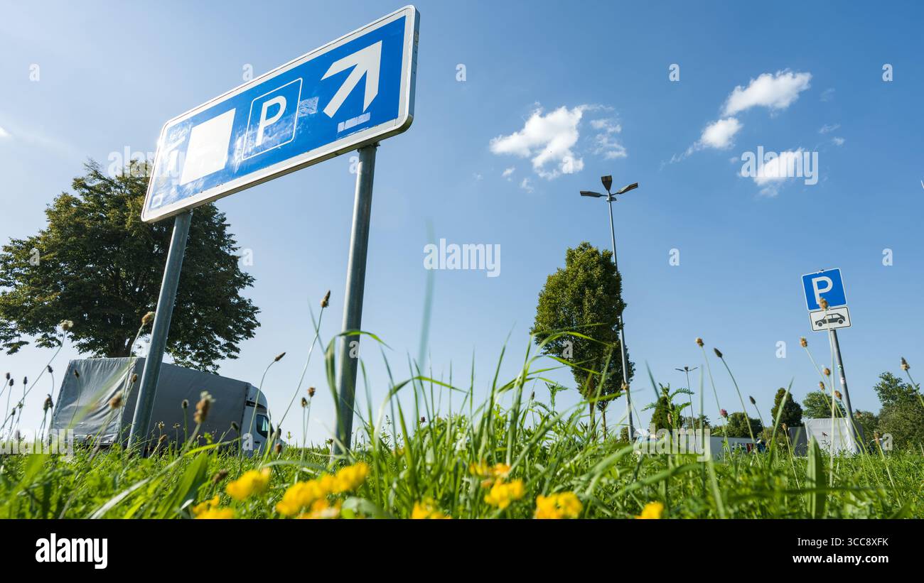 Schild mit einem Parkplatz an einer Autobahnrasthaltestelle, das den Fahrer zu Parkmöglichkeiten entlang der Autobahn führt Stockfoto