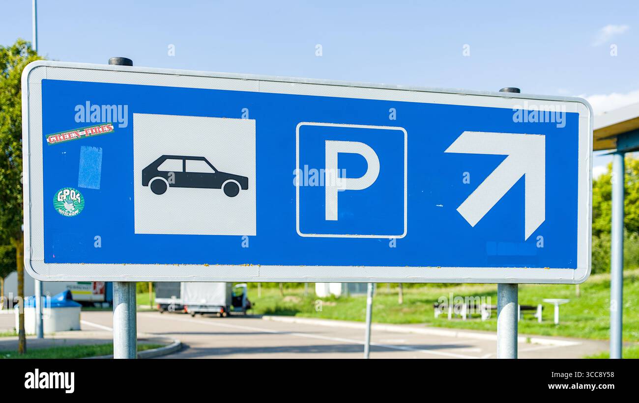 Parkschild für Autos an einer Autobahnraststelle – Verkehrsschild mit einem bestimmten Parkplatz am Straßenrand Stockfoto
