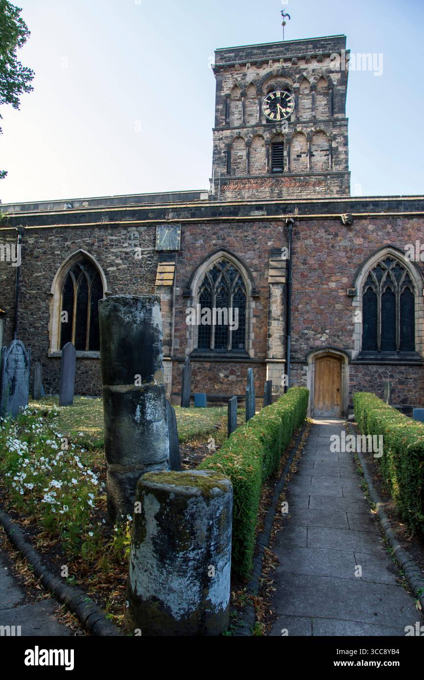 Die St. Nicholas Church ist der älteste erhaltene Gotteshaus in Leicester und hat römische Säulen auf dem Kirchhof Stockfoto
