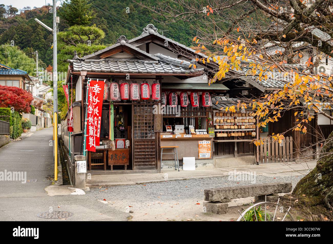 Traditioneller japanischer Shop und EMA-Holztafeln im Herbst Stockfoto