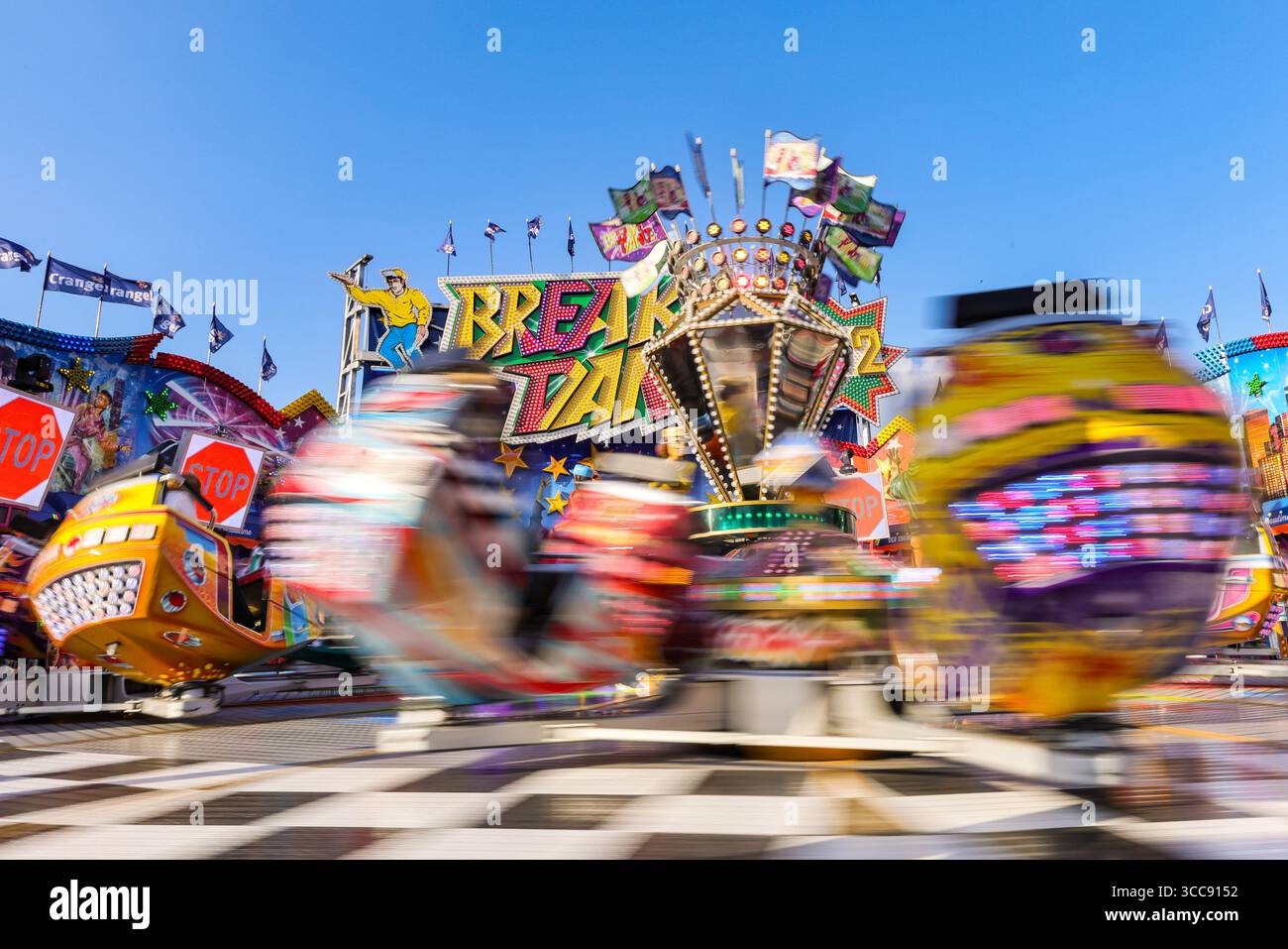 Herne-Crange, NRW, Deutschland. August 2025. Passagiere auf dem Break Dancer Ride. Cranger Kirmes ist eine der größten Familienmessen Deutschlands und besucht regelmäßig rund 4 Millionen Besucher an 10 Tagen (plus Eröffnungstag). In diesem Jahr könnte es diese Zahl übertroffen haben, und allein in den letzten zwei Tagen sind über eine Million Menschen auf dem Messegelände herumgelaufen. Es hat eine lange Tradition, die bis auf einen Festmarkt und eine Pferdemesse im 15. jahrhundert an derselben Stelle zurückreicht. Quelle: Imageplotter/Alamy Live News Stockfoto