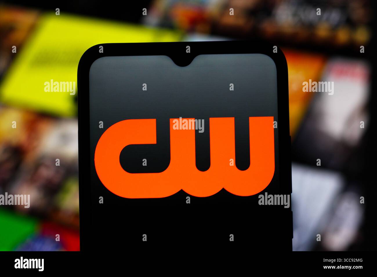 In dieser Abbildung wird das CW-Netzwerk-Logo auf einem Smartphone-Bildschirm angezeigt. Stockfoto