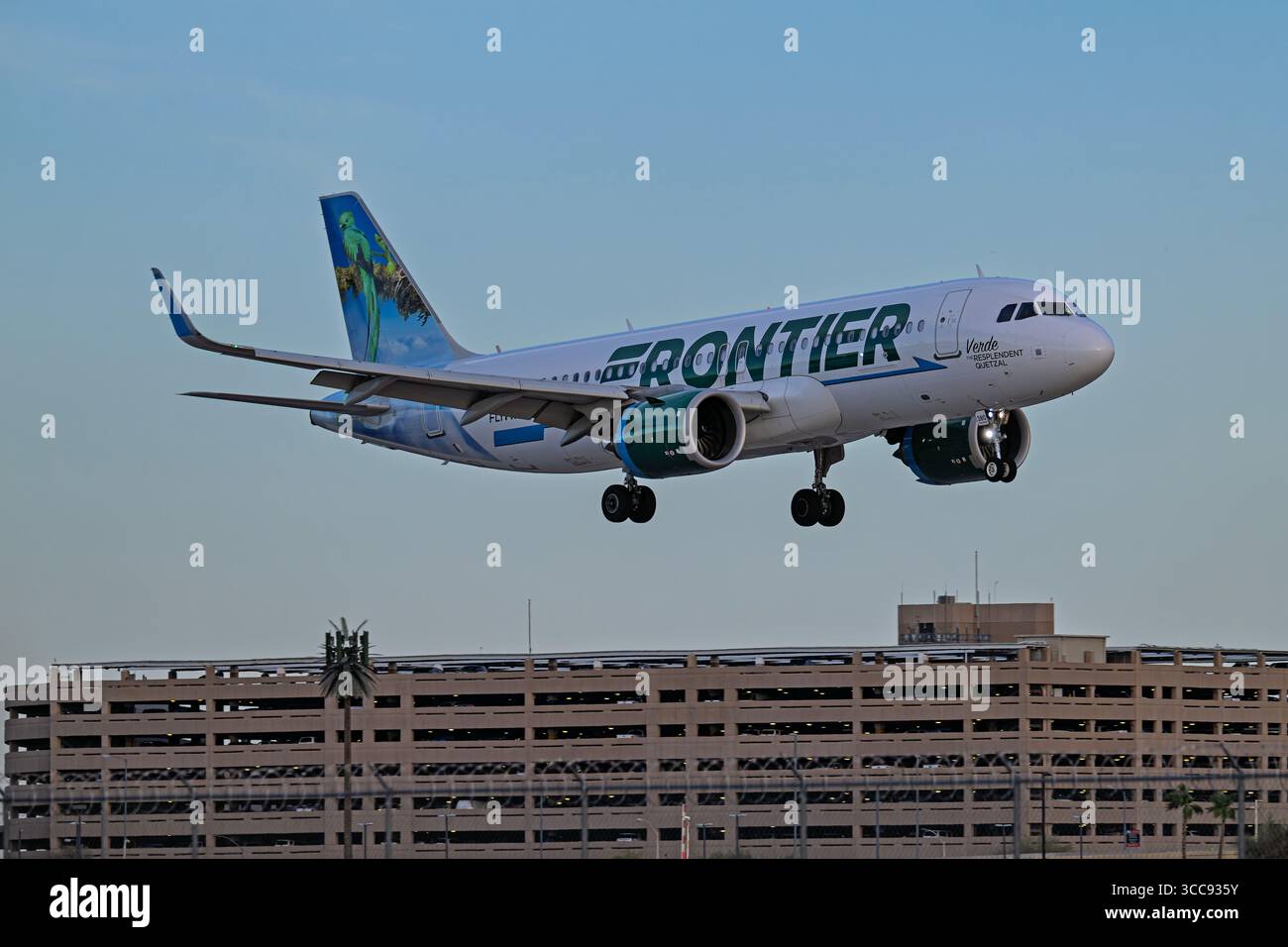 Flughafen Sky Harbor 7-26-2025 Phoenix AZ USA Frontier Airlines Airbus A320neo N380FR Sonnenuntergang Ankunft auf der Start- und Landebahn 26 am Phoenix Sky Harbor Intl. Flughafen Stockfoto