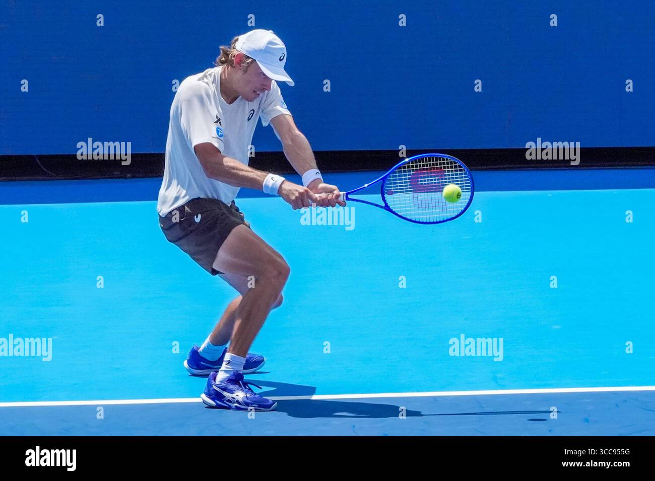 MASON, OH - Aug 10: Alex de Minaur (aus) gibt Reilly Opelka (nicht abgebildet) während der zweiten Runde der Herren-Singles bei den Cincinnati Open 2025 im Lindner Family Tennis Center am 10. August 2025 einen Schuss zurück. Quelle: AKPhoto/Alamy Live News Stockfoto
