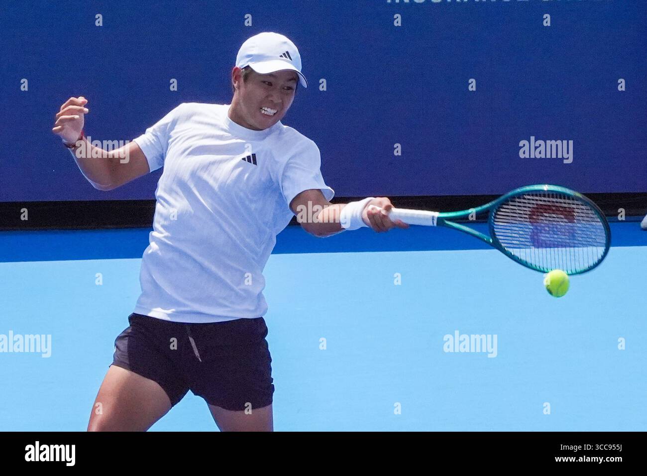 MASON, OH - AUG 10: Lerner Tien (USA) gibt Andrey Rublev (nicht abgebildet) während der zweiten Runde der Herren-Singles bei den Cincinnati Open 2025 im Lindner Family Tennis Center am 10. August 2025 einen Schuss zurück. Quelle: AKPhoto/Alamy Live News Stockfoto
