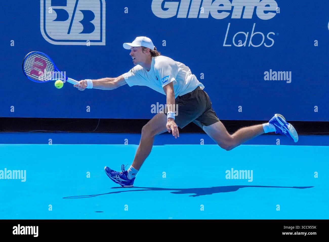 MASON, OH - Aug 10: Alex de Minaur (aus) gibt Reilly Opelka (nicht abgebildet) während der zweiten Runde der Herren-Singles bei den Cincinnati Open 2025 im Lindner Family Tennis Center am 10. August 2025 einen Schuss zurück. Quelle: AKPhoto/Alamy Live News Stockfoto