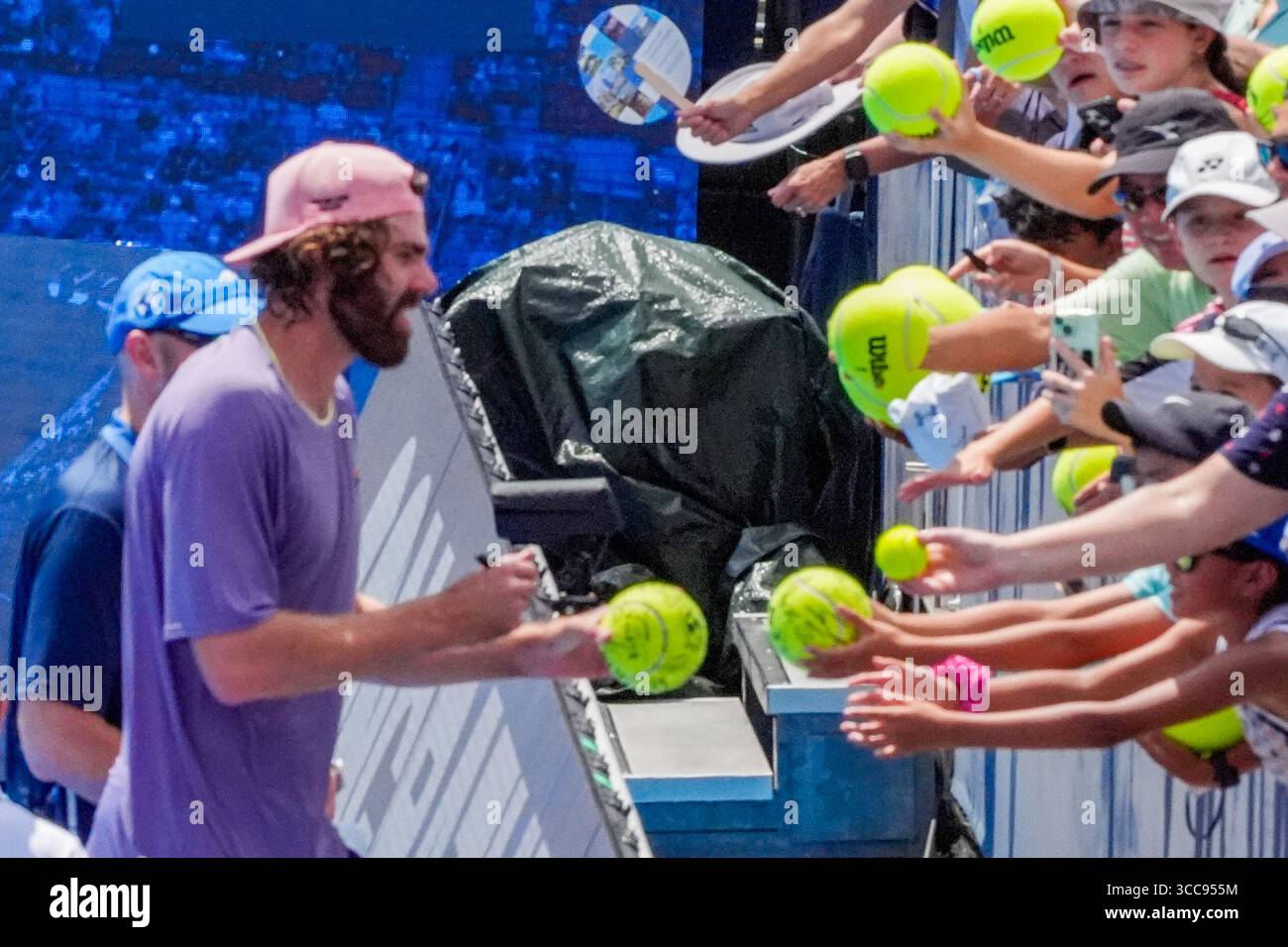 MASON, OH - Aug 10: Reilly Opelka (USA) unterzeichnet Autogramme, nachdem er sein zweites Spiel gegen Alex de Minaur (nicht abgebildet) bei den Cincinnati Open 2025 im Lindner Family Tennis Center am 10. August 2025 gewonnen hat. Quelle: AKPhoto/Alamy Live News Stockfoto