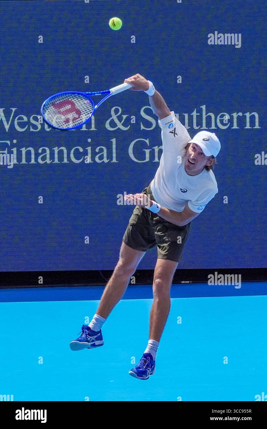 MASON, OH - 10. August: Alex de Minaur (aus) dient Reilly Opelka (nicht abgebildet) während der zweiten Runde der Herren-Singles bei den Cincinnati Open 2025 im Lindner Family Tennis Center am 10. August 2025. Quelle: AKPhoto/Alamy Live News Stockfoto
