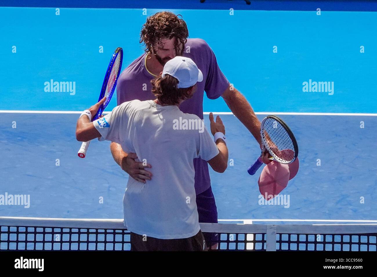 MASON, OH - Aug 10: Reilly Opelka (USA) (TOP) schüttelt Alex de Minaur die Hand, nachdem er am 10. August 2025 bei den Cincinnati Open im Lindner Family Tennis Center die zweite Runde gewonnen 2025 hatte. Quelle: AKPhoto/Alamy Live News Stockfoto