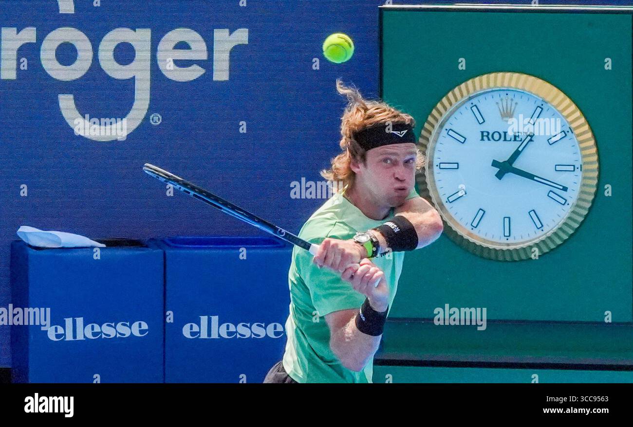 MASON, OH - AUG 10: Lerner Tien (USA) gibt Andrey Rublev (nicht abgebildet) während der zweiten Runde der Herren-Singles bei den Cincinnati Open 2025 im Lindner Family Tennis Center am 10. August 2025 einen Schuss zurück. Quelle: AKPhoto/Alamy Live News Stockfoto