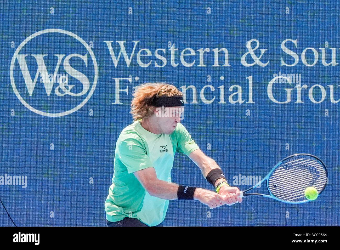 MASON, OH - AUG 10: Lerner Tien (USA) gibt Andrey Rublev (nicht abgebildet) während der zweiten Runde der Herren-Singles bei den Cincinnati Open 2025 im Lindner Family Tennis Center am 10. August 2025 einen Schuss zurück. Quelle: AKPhoto/Alamy Live News Stockfoto