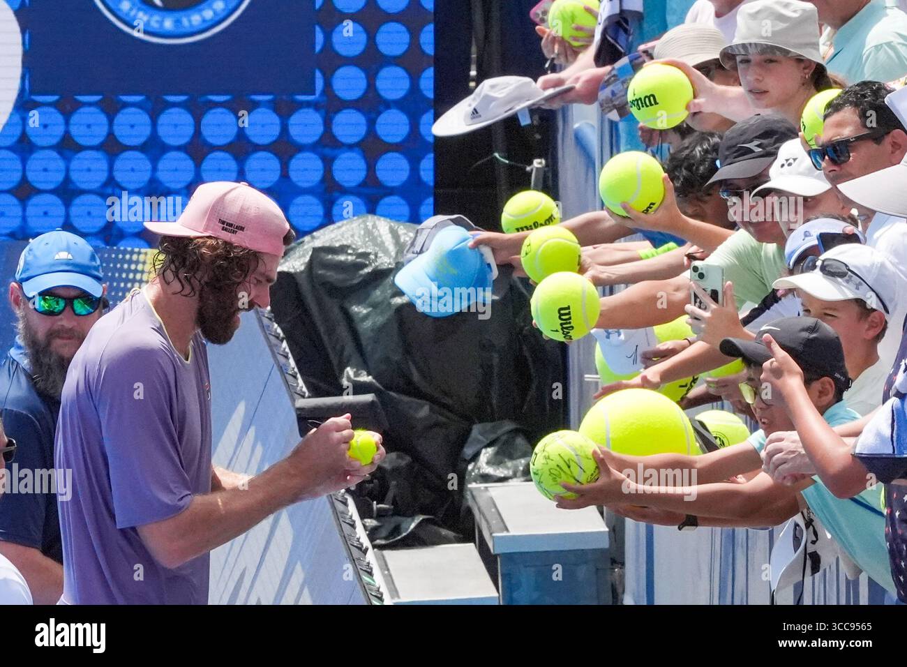 MASON, OH - Aug 10: Reilly Opelka (USA) unterzeichnet Autogramme, nachdem er sein zweites Spiel gegen Alex de Minaur (nicht abgebildet) bei den Cincinnati Open 2025 im Lindner Family Tennis Center am 10. August 2025 gewonnen hat. Quelle: AKPhoto/Alamy Live News Stockfoto