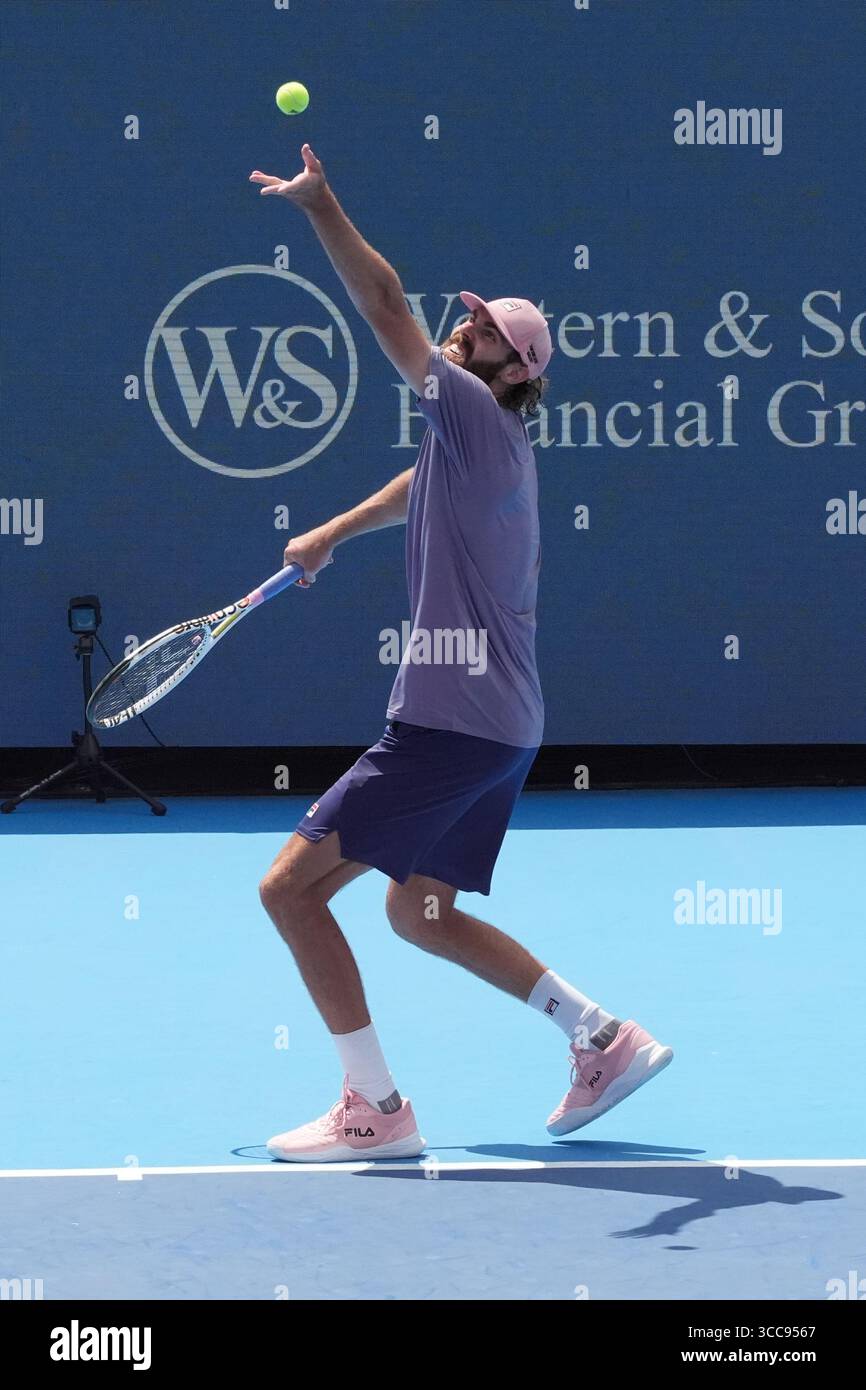 MASON, OH - 10. August: Reilly Opelka (USA) dient Alex de Minaur (nicht abgebildet) während der zweiten Runde der Herren-Singles bei den Cincinnati Open 2025 im Lindner Family Tennis Center am 10. August 2025. Quelle: AKPhoto/Alamy Live News Stockfoto