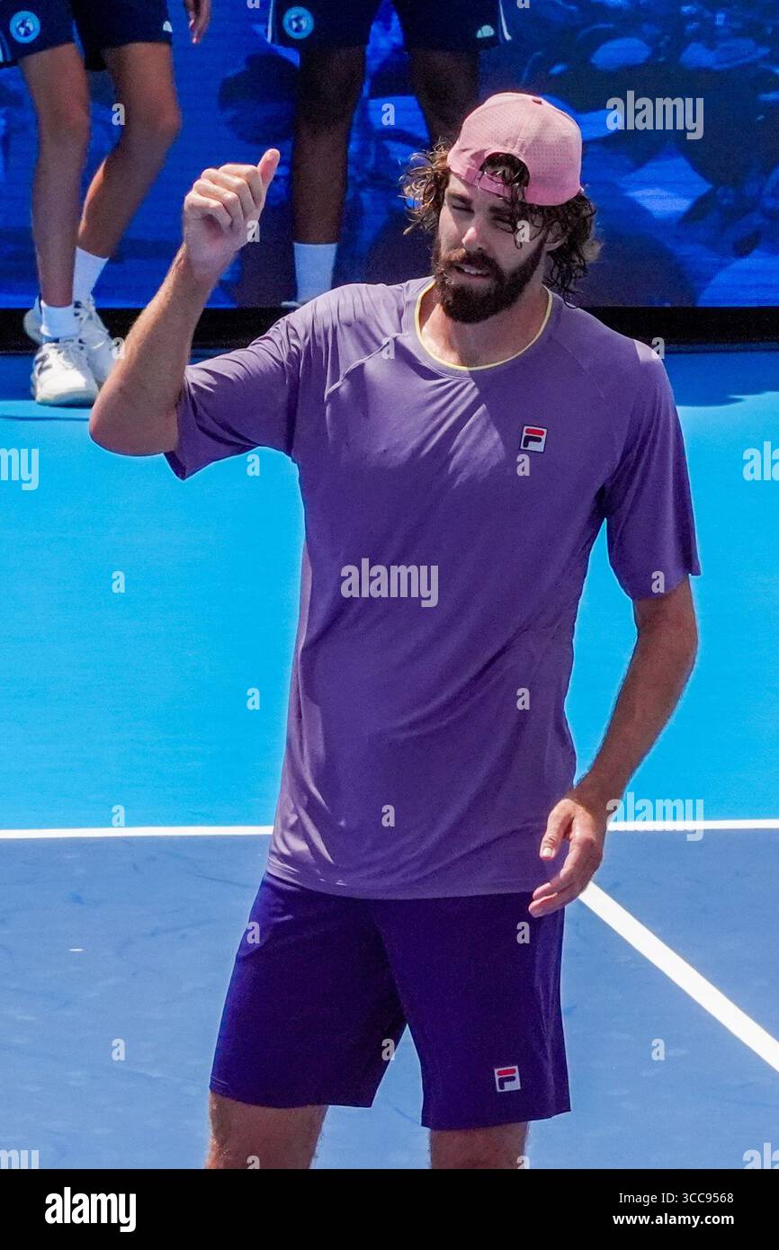 MASON, OH - AUG 10: Reilly Opelka (USA) winkt zur Galerie, nachdem er sein zweites Spiel gegen Alex de Minaur (nicht abgebildet) bei den Cincinnati Open 2025 im Lindner Family Tennis Center am 10. August 2025 gewonnen hat. Quelle: AKPhoto/Alamy Live News Stockfoto