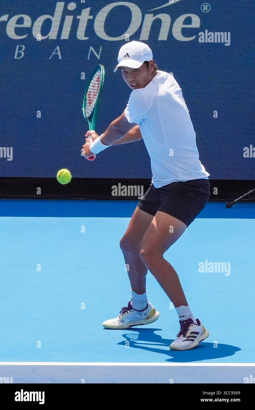 MASON, OH - AUG 10: Lerner Tien (USA) gibt Andrey Rublev (nicht abgebildet) während der zweiten Runde der Herren-Singles bei den Cincinnati Open 2025 im Lindner Family Tennis Center am 10. August 2025 einen Schuss zurück. Quelle: AKPhoto/Alamy Live News Stockfoto