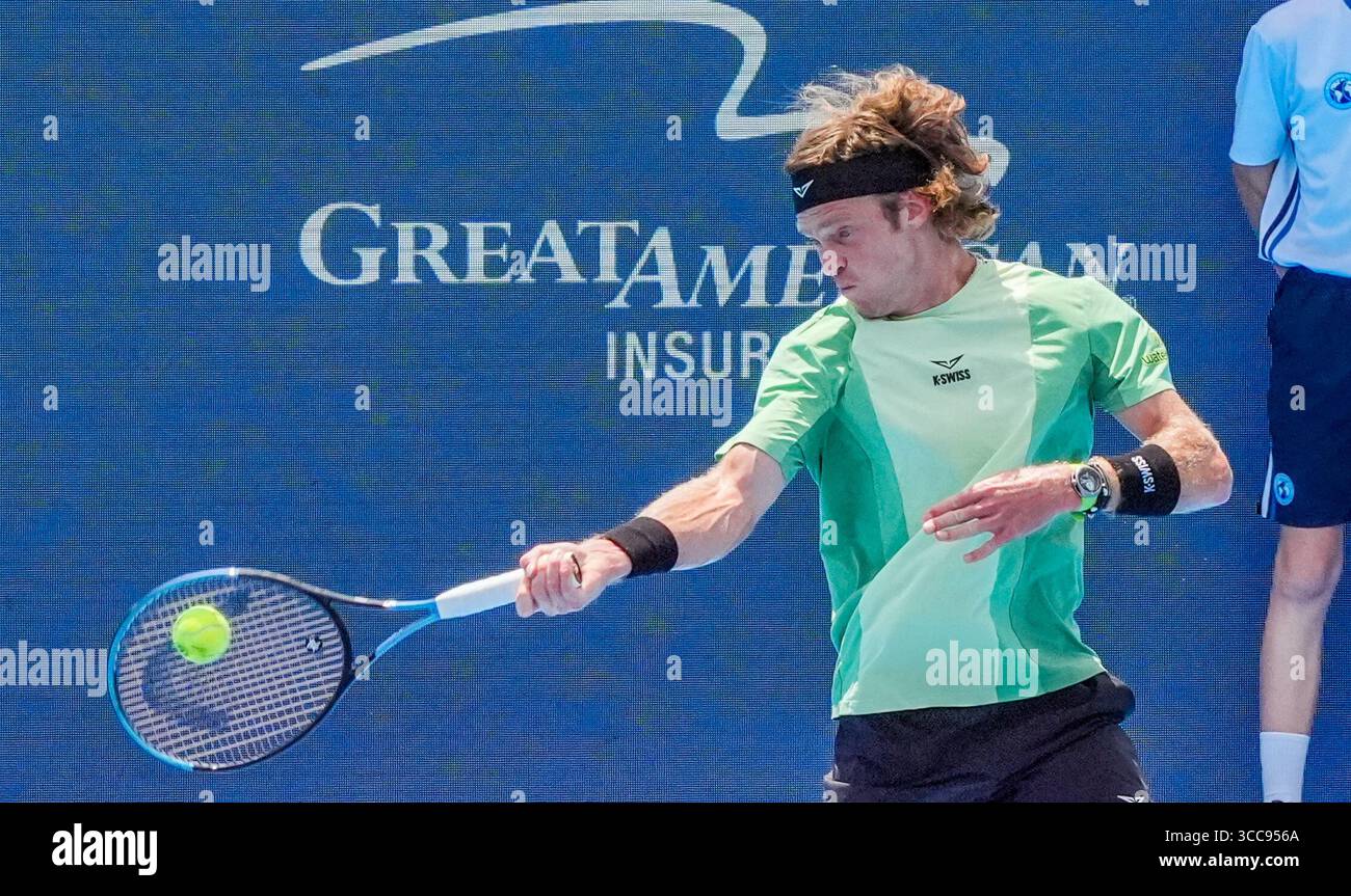 MASON, OH - AUG 10: Lerner Tien (USA) gibt Andrey Rublev (nicht abgebildet) während der zweiten Runde der Herren-Singles bei den Cincinnati Open 2025 im Lindner Family Tennis Center am 10. August 2025 einen Schuss zurück. Quelle: AKPhoto/Alamy Live News Stockfoto