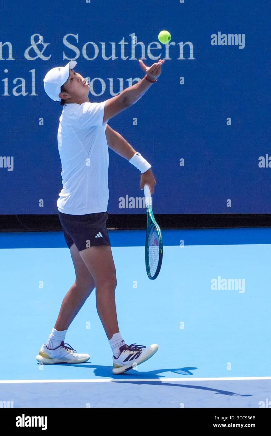 MASON, OH - Aug 10: Der Lerner Tien (USA) dient Andrey Rublev (nicht abgebildet) während der zweiten Runde der Herren-Singles bei den Cincinnati Open 2025 im Lindner Family Tennis Center am 10. August 2025. Quelle: AKPhoto/Alamy Live News Stockfoto