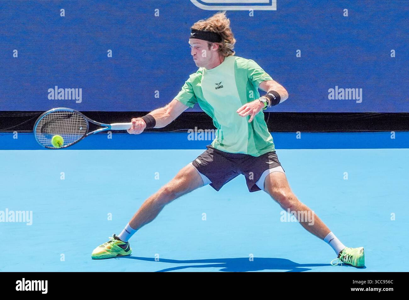 MASON, OH - AUG 10: Lerner Tien (USA) gibt Andrey Rublev (nicht abgebildet) während der zweiten Runde der Herren-Singles bei den Cincinnati Open 2025 im Lindner Family Tennis Center am 10. August 2025 einen Schuss zurück. Quelle: AKPhoto/Alamy Live News Stockfoto