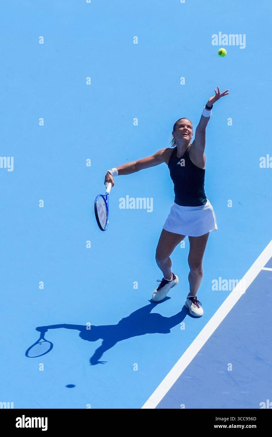 MASON, OH - 10. August: Maria Sakkari (GRE) dient Jasmine Paolini (nicht abgebildet) während der zweiten Runde der Damen-Singles bei den Cincinnati Open 2025 im Lindner Family Tennis Center am 10. August 2025. Quelle: AKPhoto/Alamy Live News Stockfoto