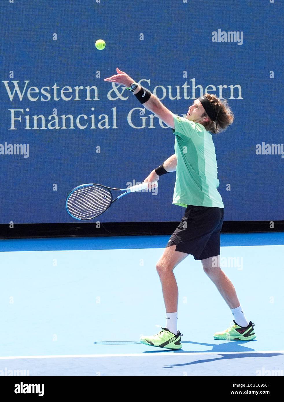 MASON, OH - 10. August: Andrey Rublev dient Learner Tien (nicht abgebildet) während der zweiten Runde der Herren-Singles bei den Cincinnati Open 2025 im Lindner Family Tennis Center am 10. August 2025. Quelle: AKPhoto/Alamy Live News Stockfoto